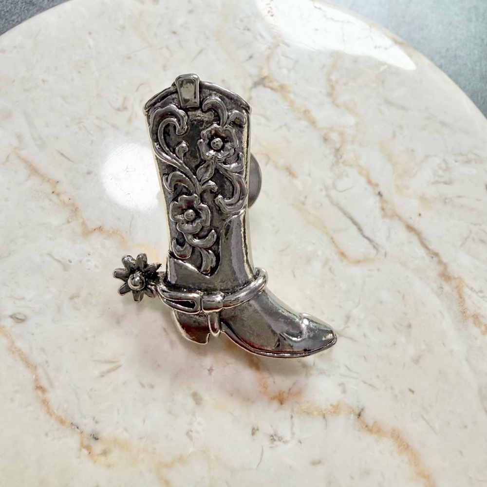 Vintage Avon Lapel Pin Western Cowboy Silver Tone Floral Pattern Boot Spur - Picture 2 of 5